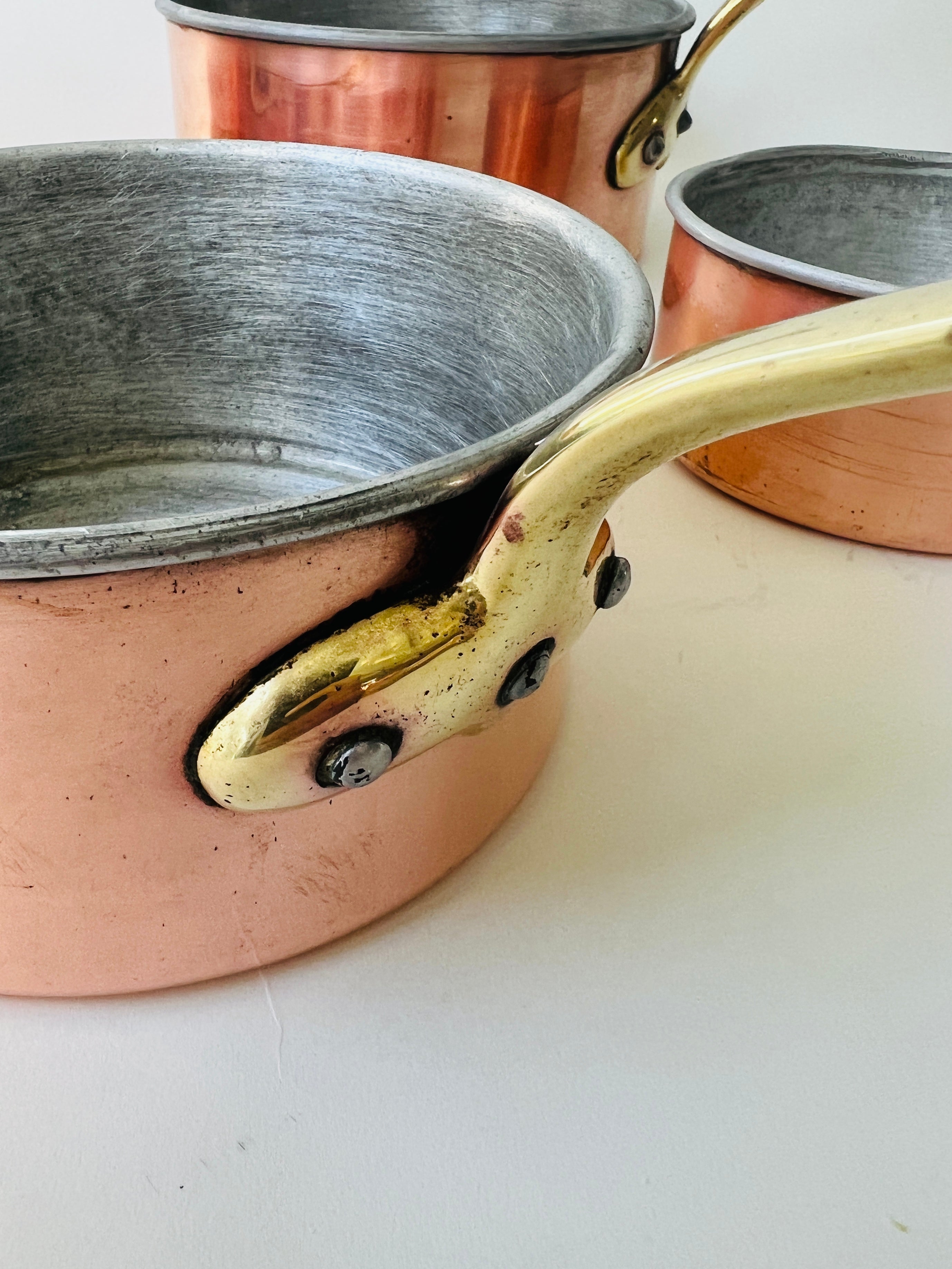 Set of five hammered aluminum saucepans – Vintage French Copper